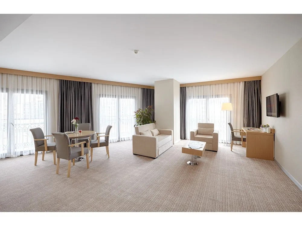Süit, 1 En Büyük (King) Boy Yatak ve Çekyat, Balkon, Köşe