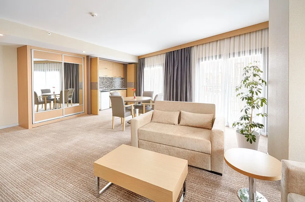 Süit, 1 En Büyük (King) Boy Yatak ve Çekyat, Balkon, Köşe