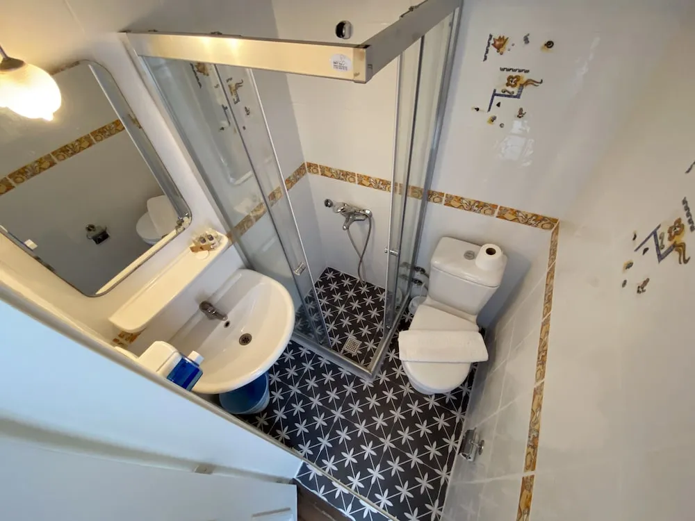 Standard Tek Büyük Yataklı Oda, Kısmi Deniz Manzaralı