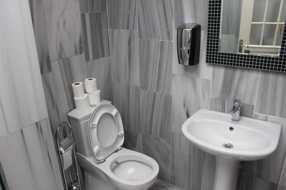 Üç Kişilik Oda, Ortak Banyo