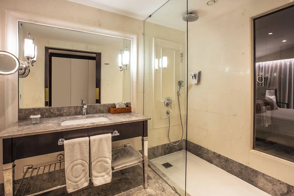 Superior Room, Land view
