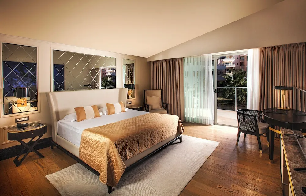 Superior Room, Land view