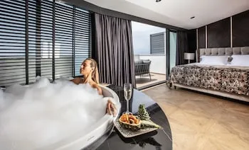 Charisma De Luxe Hotel