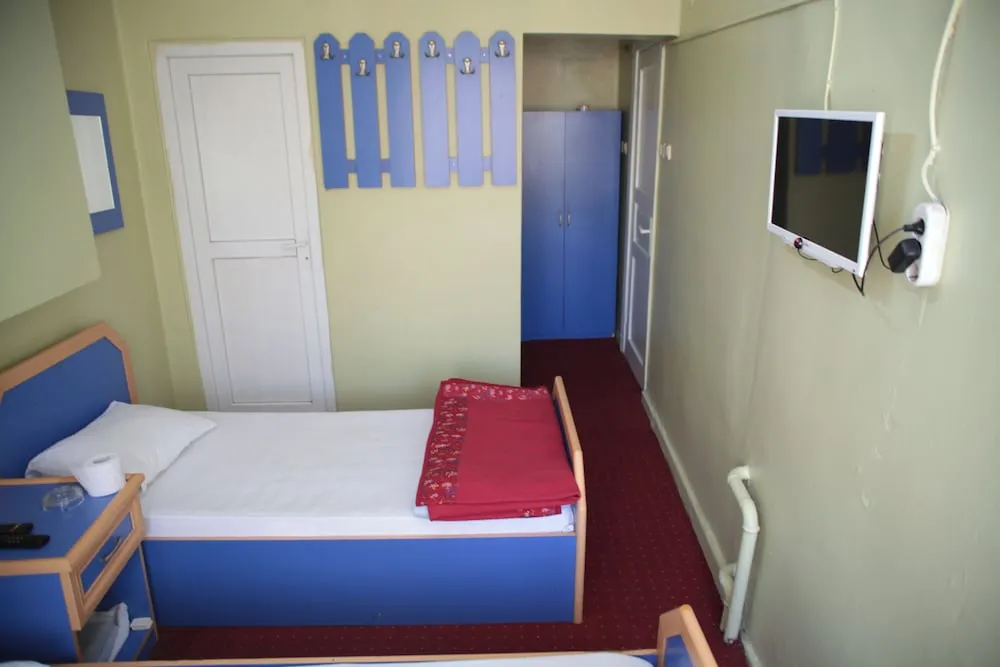 İki Ayrı Yataklı Oda, Ortak Banyo