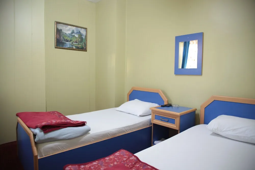 İki Ayrı Yataklı Oda, Ortak Banyo