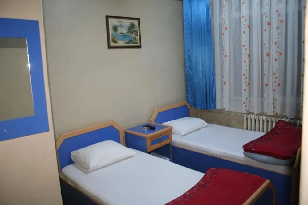 İki Ayrı Yataklı Oda, Ortak Banyo