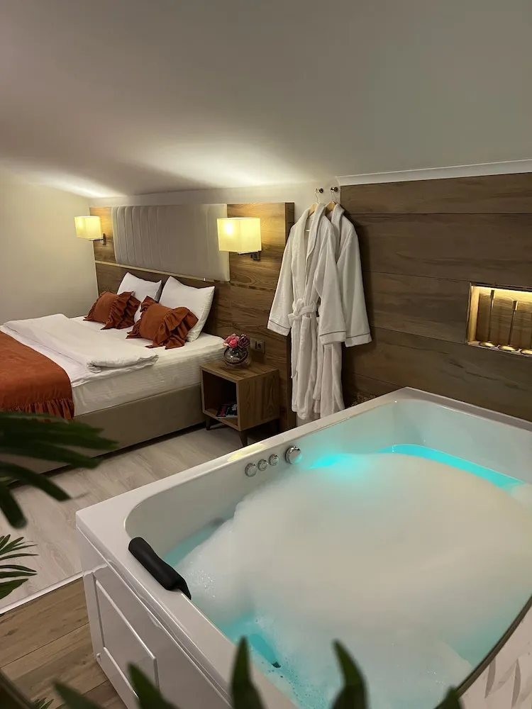 Honeymoon Oda, 1 Büyük (Queen) Boy Yatak, Sıcak Su Küveti, Deniz Manzaralı