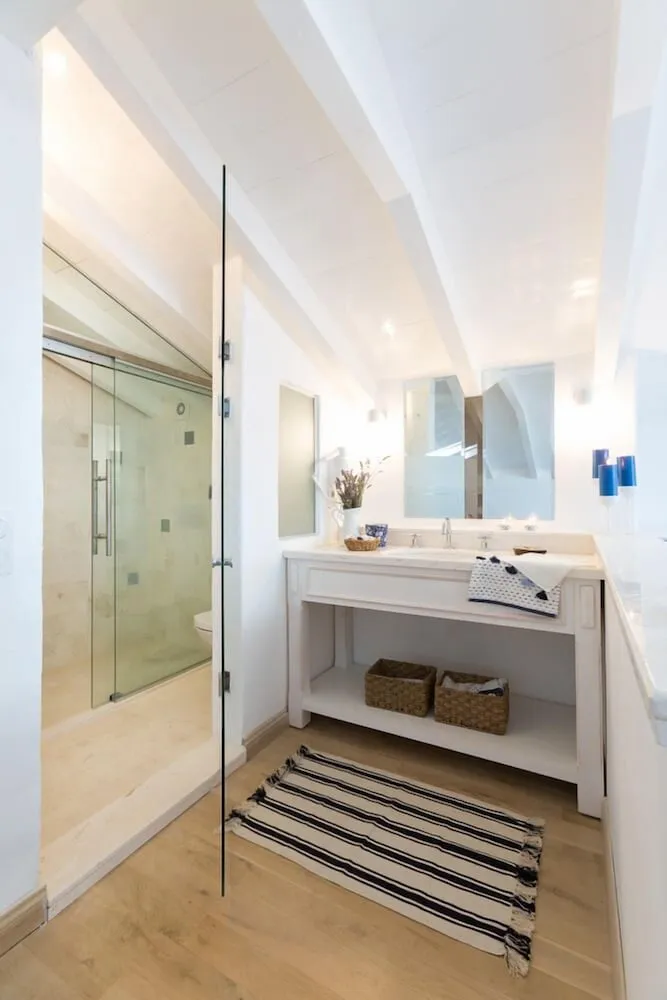 Süit, Sıcak Su Küveti (Attic)