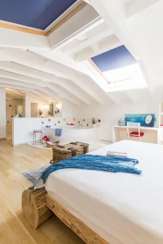 Süit, Sıcak Su Küveti (Attic)