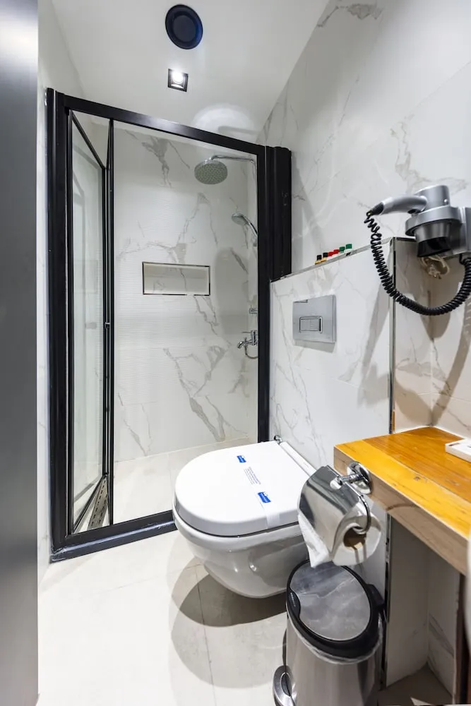 Basic Tek Büyük Yataklı Oda