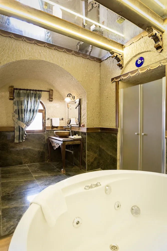 King Cave Suite Room