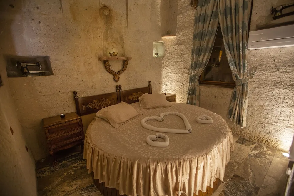 King Cave Suite Room