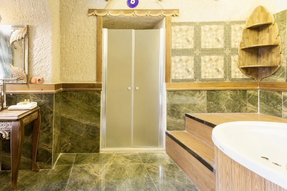 King Cave Suite Room