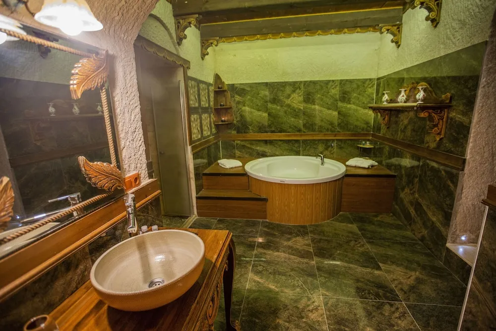 King Cave Suite Room