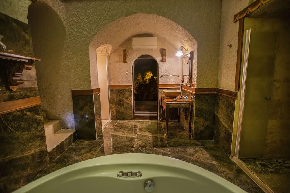 King Cave Suite Room