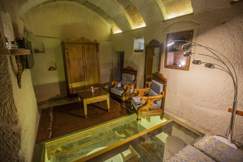 King Cave Suite Room