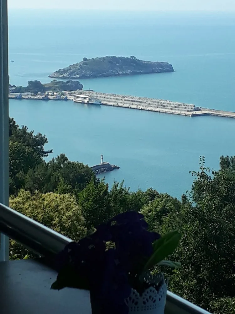 Üç Kişilik Oda, Deniz Manzaralı