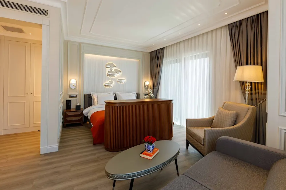 Corner Deluxe Room