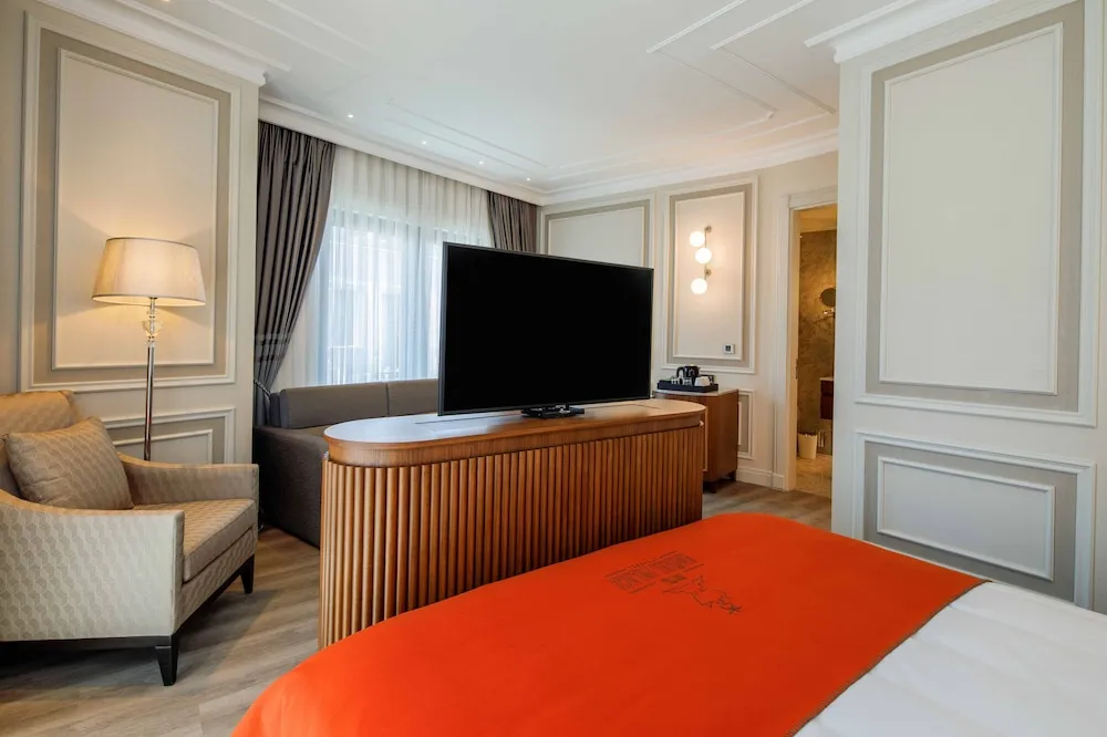 Corner Deluxe Room