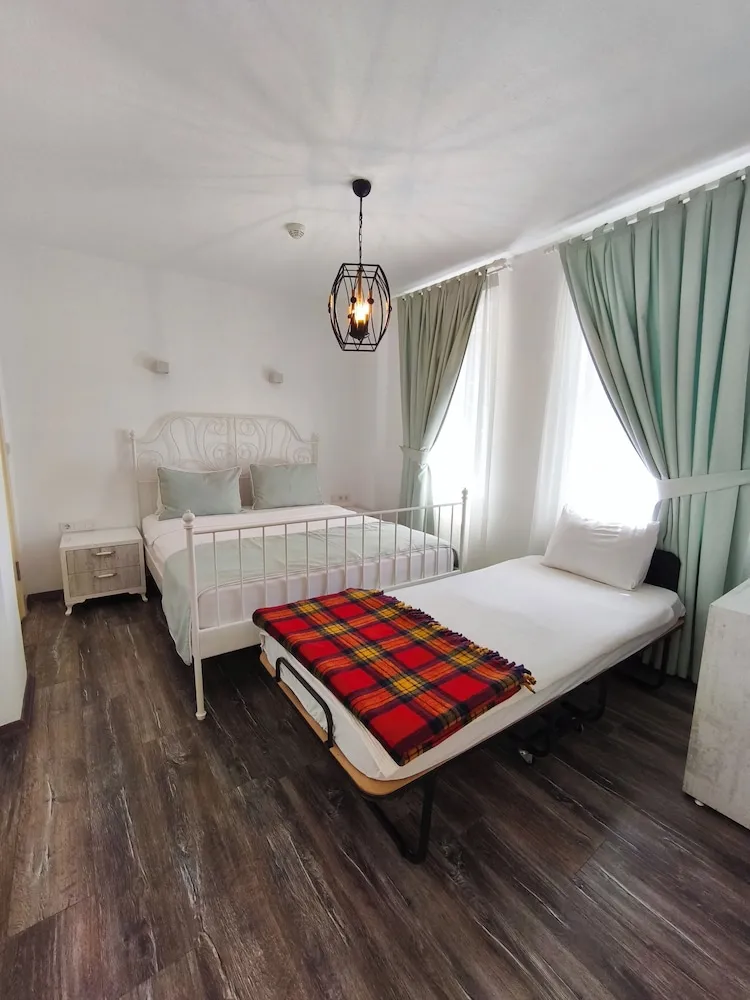 Basic Oda, 1 Büyük (Queen) Boy Yatak, Sigara İçilmez, Şehir Manzaralı