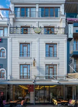 Magnaura House Hotel