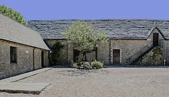 Kingston Country Courtyard