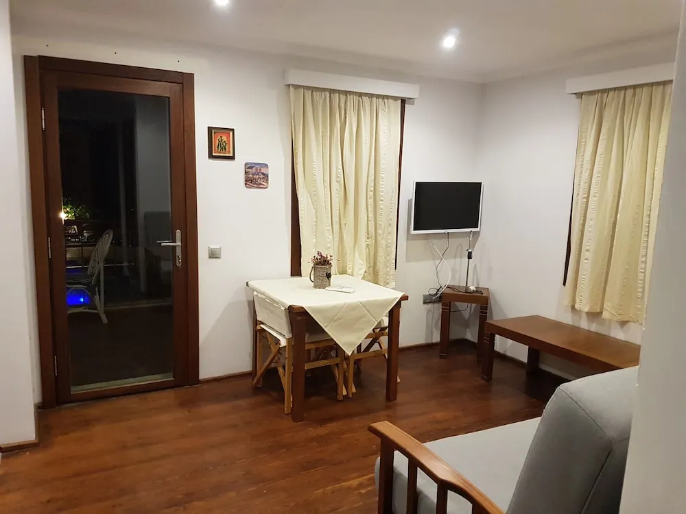 Family Apartment, 2 Bedrooms with Kitchen and Pool View