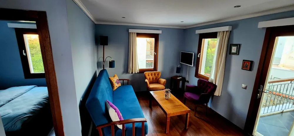 Family Apartment, 2 Bedrooms with Kitchen and Pool View