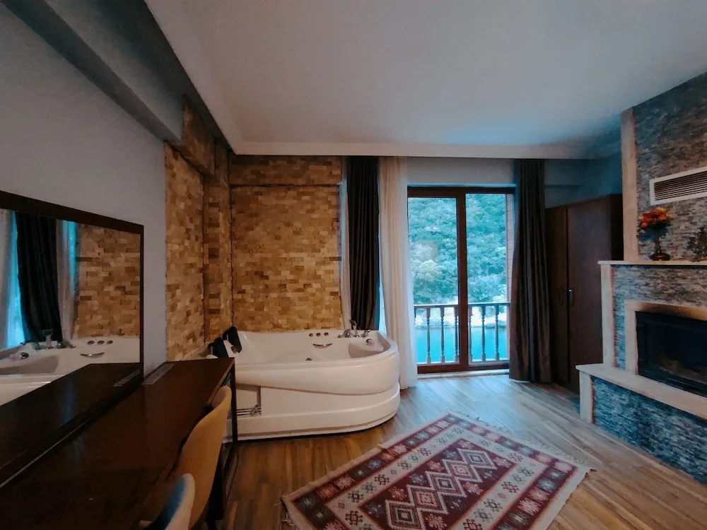 Deluxe Tek Büyük Yataklı Oda, Sıcak Su Küveti, Nehir Manzaralı