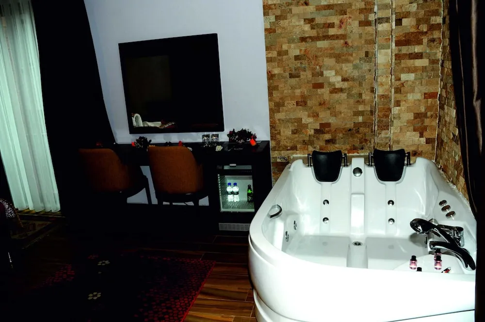Deluxe Tek Büyük Yataklı Oda, Sıcak Su Küveti, Nehir Manzaralı