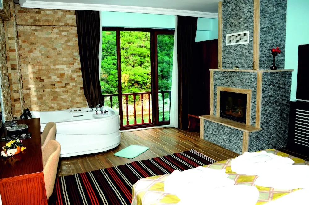 Deluxe Tek Büyük Yataklı Oda, Sıcak Su Küveti, Nehir Manzaralı