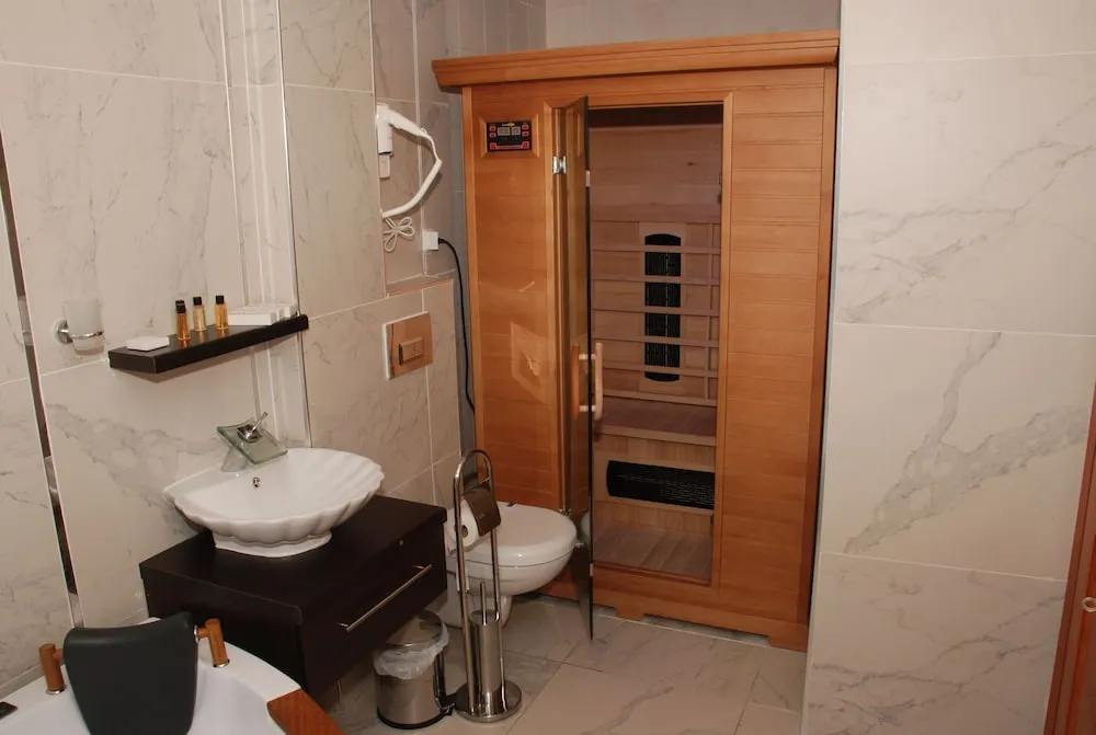 Romantic Oda, Sauna