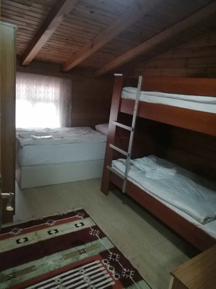 Daire, 6 Yetişkin ve 2 Çocuk