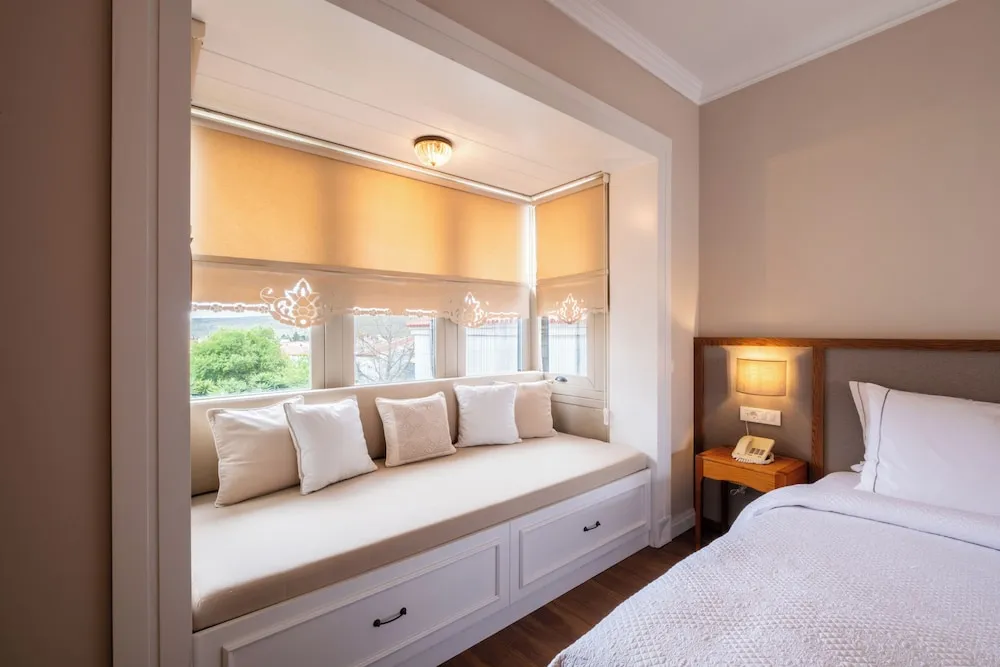 Deluxe Room ( bay window )