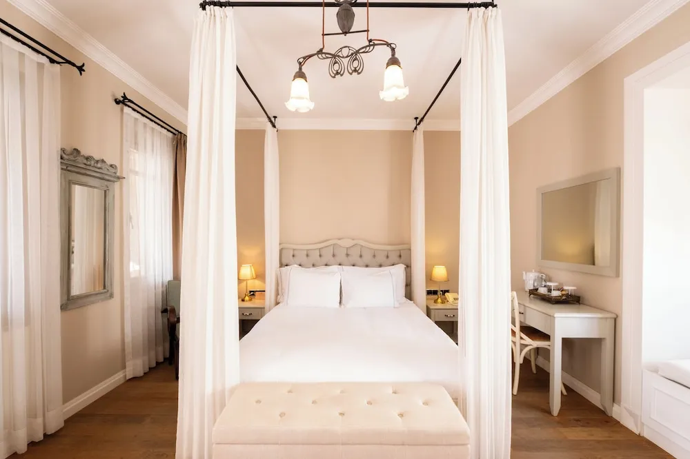 Deluxe Room ( bay window )