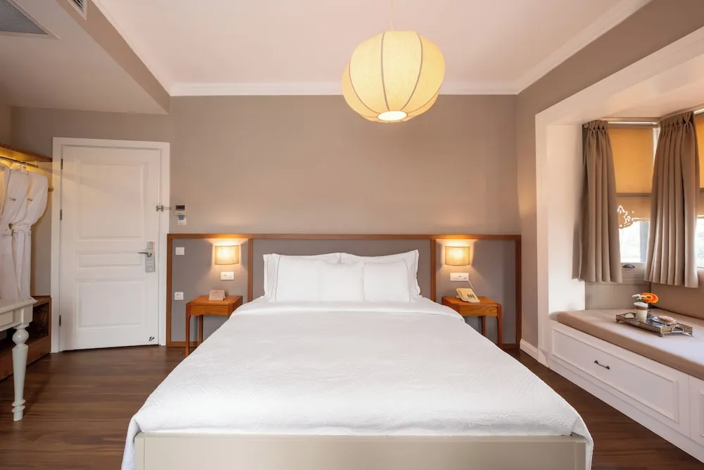 Deluxe Room ( bay window )