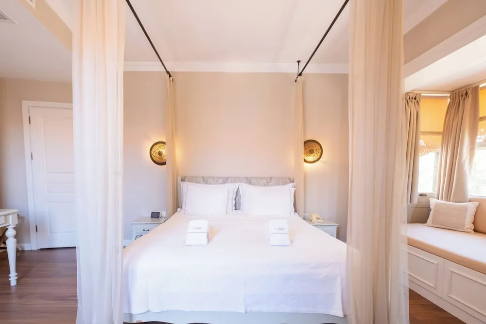 Deluxe Room ( bay window )
