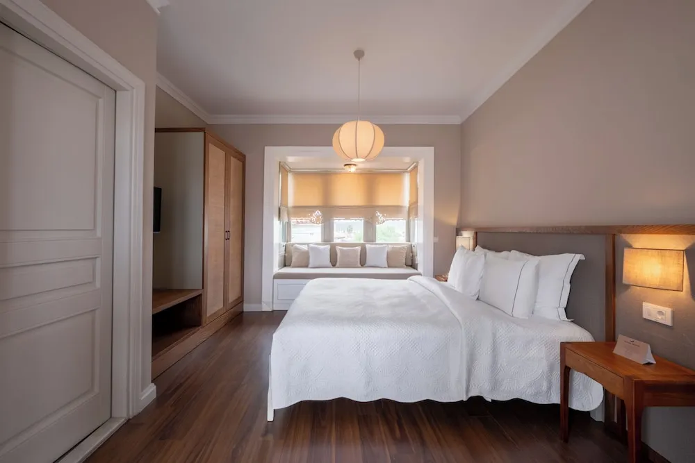 Deluxe Room ( bay window )