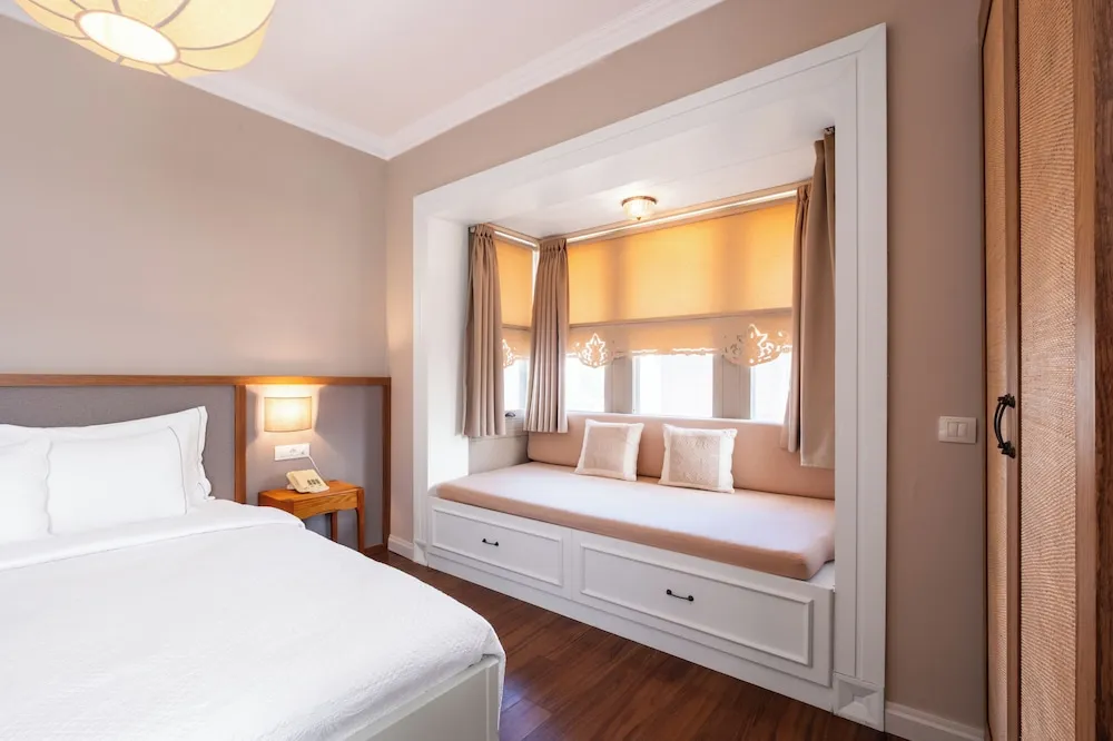 Deluxe Room ( bay window )