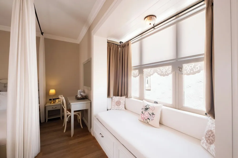 Deluxe Room ( bay window )