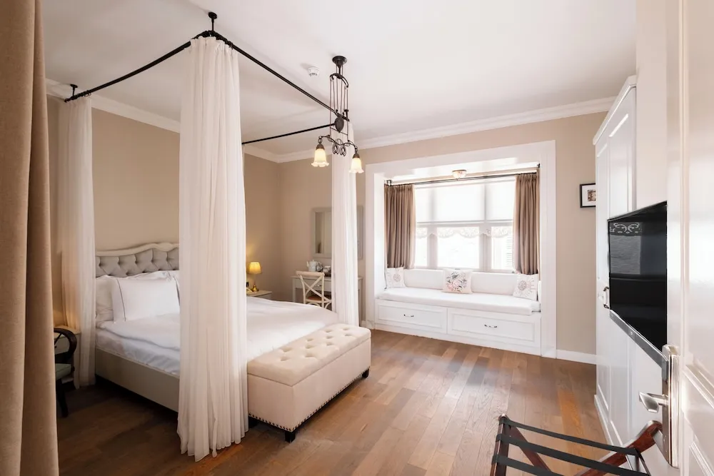 Deluxe Room ( bay window )