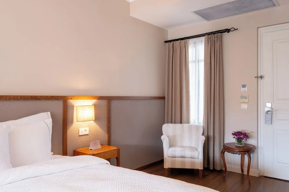 Deluxe Room ( bay window )
