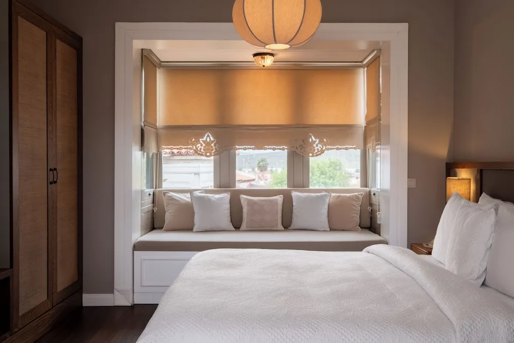 Deluxe Room ( bay window )