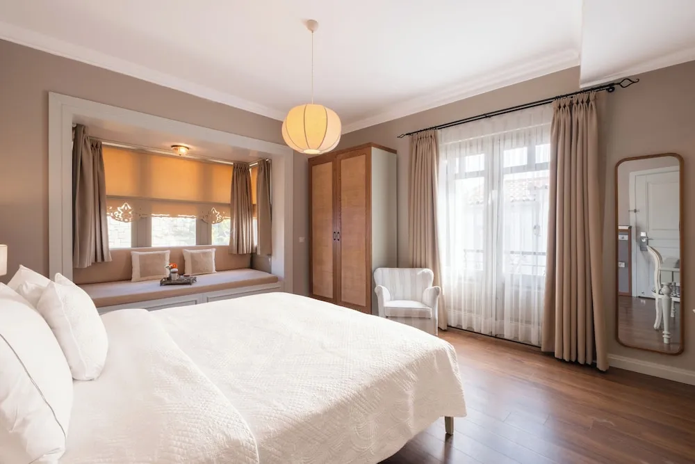 Deluxe Room ( bay window )