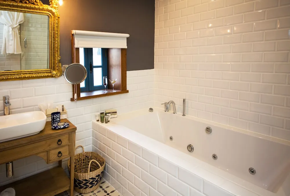 Executive Suite, 2 Bedrooms and a Bathroom with Spa Bathtube