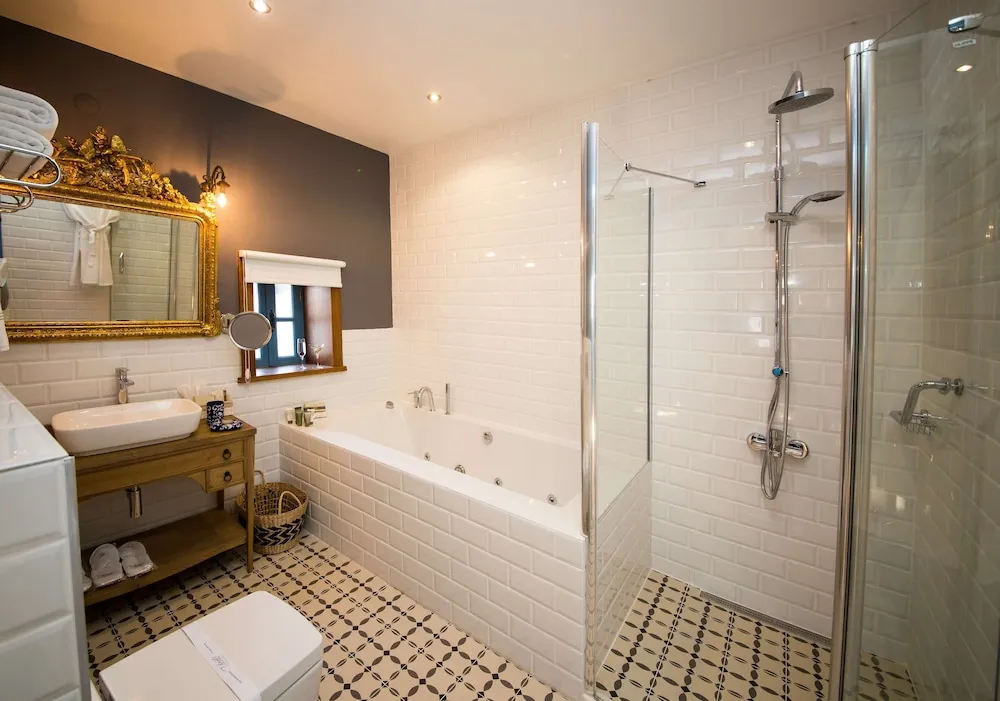 Executive Suite, 2 Bedrooms and a Bathroom with Spa Bathtube