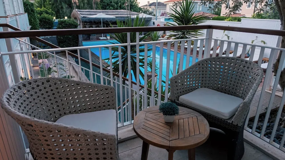 Deluxe Pool Room