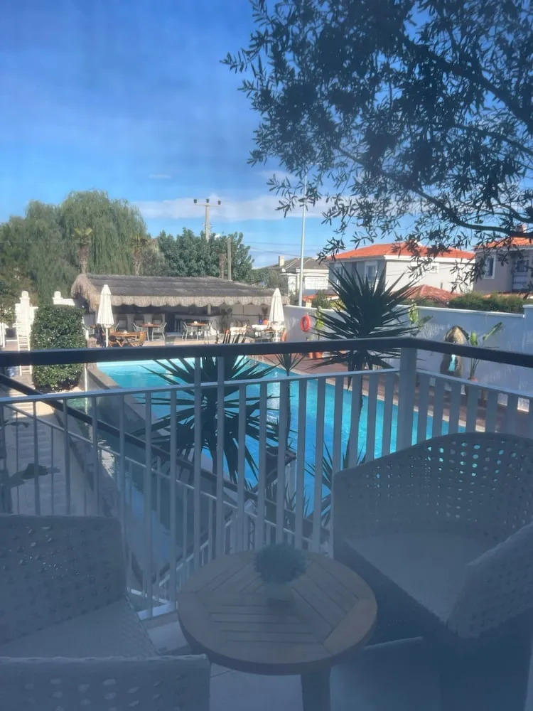Deluxe Pool Room