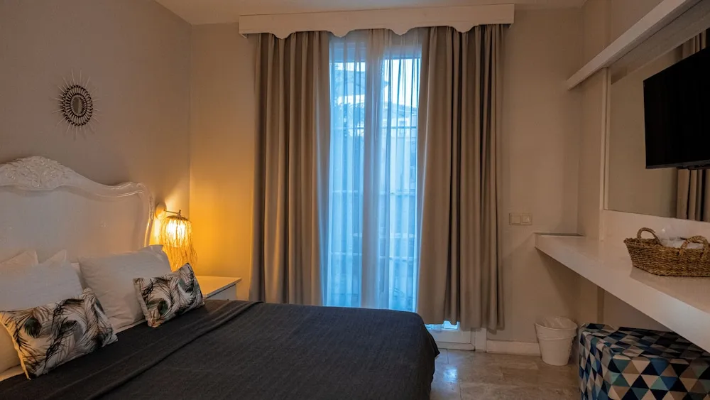 Deluxe Pool Room