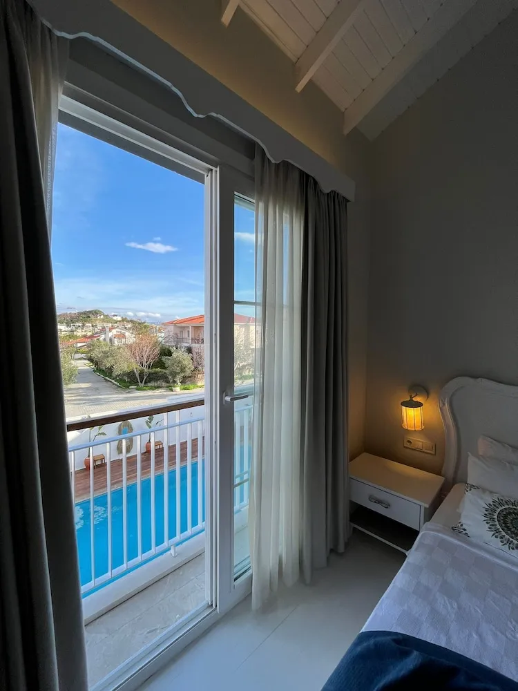 Deluxe Pool Room